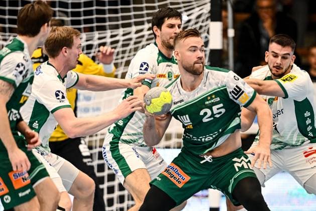 Goeppingen, Deutschland, 01.10.25: Marko Maic (SC DHfK Leipzig), Ludvig Jurmala Astroem (FRISCH AUF! Goeppingen) und Luka Rogan (SC DHfK Leipzig) im Zweikampf waehrend des DHB Pokal 2 Runde Spiels zwischen FRISCH AUF! Goeppingen vs SC DHfK Leipzig in der EWS Arena am 01. Oktober 2025 in Goeppingen, Deutschland. (Foto von Harry Langer DeFodi Images) Goeppingen, Germany, 01.10.25: Marko Maic (SC DHfK Leipzig), Ludvig Jurmala Astroem (FRISCH AUF! Goeppingen) und Luka Rogan (SC DHfK Leipzig) battle for the ball during the DHB Pokal 2 Runde match between FRISCH AUF! Goeppingen vs SC DHfK Leipzig at EWS Arena on October 1, 2025 in Goeppingen, Germany. (Photo by Harry Langer DeFodi Images) (Photo by Harry Langer DeFodi Images) Goeppingen, Germany, 01 10 25 Marko Maic SC DHfK Leipzig , Ludvig Jurmala Astroem FRISCH AUF Goeppingen and Luka Rogan SC DHfK Leipzig in a duel during the DHB Pokal 2 round match between FRISCH AUF Goeppingen vs SC DHfK Leipzig at EWS Arena on October 01, 2025 in Goeppingen, Germany Photo by Harry Langer DeFodi Images Goeppingen, Germany, 01 10 25 Marko Maic SC DHfK Leipzig , Ludvig Jurmala Astroem FRISCH AUF Goeppingen and Luka Rogan SC DHfK Leipzig battle for the ball during the DHB Pokal 2 Runde match between FRISCH AUF Goeppingen vs SC DHfK Leipzig at EWS Arena on October 1, 2025 in Goeppingen, Germany Photo by Harry Langer DeFodi Images Photo by Harry Langer DeFodi Images