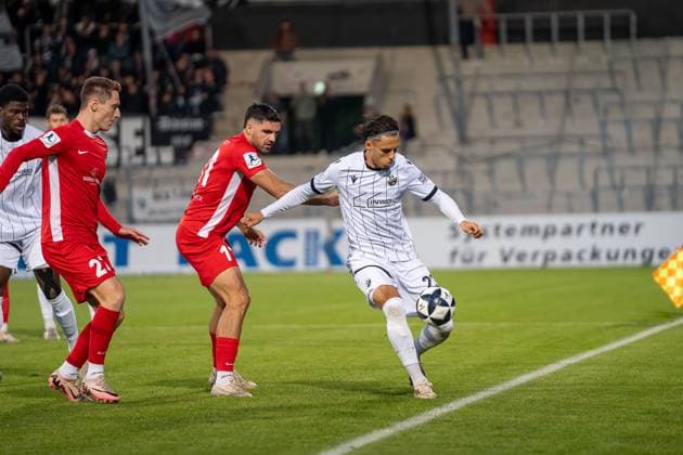 Teoman Akmestanli (SV Sandhausen, 23) am Ball gegen Loris Maier (SG Sonnenhof Großaspach, 27) und Michael Kleinschrodt (SG Sonnenhof Großaspach, 11), SG Sonnenhof Großaspach vs. SV Sandhausen, Fussball, Regionalliga Südwest, 10. Spieltag, Saison 2025 2026, 01.10.2025 SG Sonnenhof Großaspach vs. SV Sandhausen, Fussball, Regionalliga Südwest, 10. Spieltag, Saison 2025 2026, 01.10.2025 Aspach Copyright: xEibner-Pressefoto PhilipxZieglerx EP_PZR