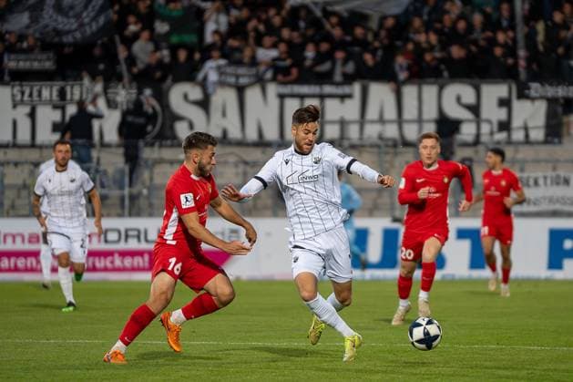 Zweikampf zwischen Marius Kunde (SG Sonnenhof Großaspach, 16) und David Mamutovic (SV Sandhausen, 07), SG Sonnenhof Großaspach vs. SV Sandhausen, Fussball, Regionalliga Südwest, 10. Spieltag, Saison 2025 2026, 01.10.2025 SG Sonnenhof Großaspach vs. SV Sandhausen, Fussball, Regionalliga Südwest, 10. Spieltag, Saison 2025 2026, 01.10.2025 Aspach Copyright: xEibner-Pressefoto PhilipxZieglerx EP_PZR