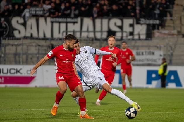Zweikampf zwischen Marius Kunde (SG Sonnenhof Großaspach, 16) und David Mamutovic (SV Sandhausen, 07), SG Sonnenhof Großaspach vs. SV Sandhausen, Fussball, Regionalliga Südwest, 10. Spieltag, Saison 2025 2026, 01.10.2025 SG Sonnenhof Großaspach vs. SV Sandhausen, Fussball, Regionalliga Südwest, 10. Spieltag, Saison 2025 2026, 01.10.2025 Aspach Copyright: xEibner-Pressefoto PhilipxZieglerx EP_PZR