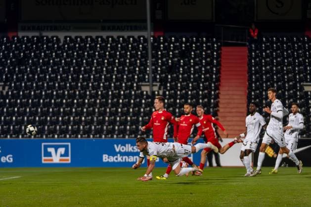Pascal Testroet (SV Sandhausen, 37) mit dem Flugkopfball zum 0:1, SG Sonnenhof Großaspach vs. SV Sandhausen, Fussball, Regionalliga Südwest, 10. Spieltag, Saison 2025 2026, 01.10.2025 SG Sonnenhof Großaspach vs. SV Sandhausen, Fussball, Regionalliga Südwest, 10. Spieltag, Saison 2025 2026, 01.10.2025 Aspach Copyright: xEibner-Pressefoto PhilipxZieglerx EP_PZR