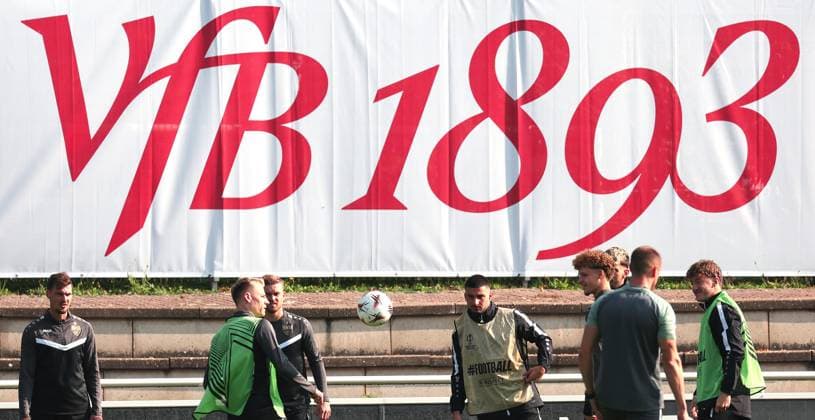 01.10.2025, Deutschland, Stuttgart, Fußball UEFA Europa League, Saison 2025 2026, VfB Stuttgart Training, neues VfB Logo 1893