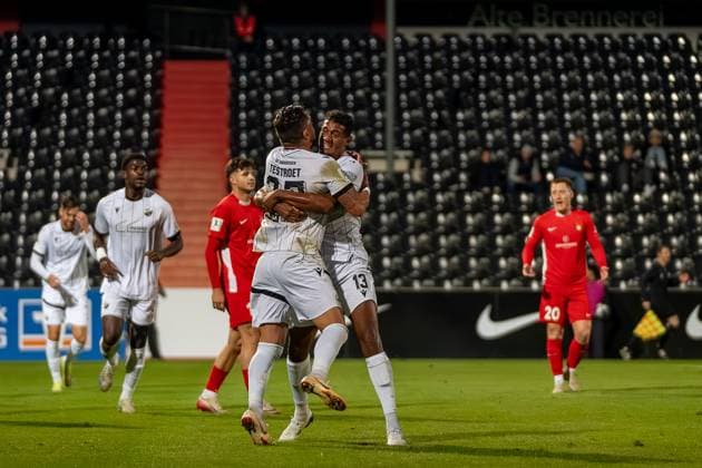 Pascal Testroet (SV Sandhausen, 37) jubelt mit Yannick Osee (SV Sandhausen, 13) über das 0:1, SG Sonnenhof Großaspach vs. SV Sandhausen, Fussball, Regionalliga Südwest, 10. Spieltag, Saison 2025 2026, 01.10.2025 SG Sonnenhof Großaspach vs. SV Sandhausen, Fussball, Regionalliga Südwest, 10. Spieltag, Saison 2025 2026, 01.10.2025 Aspach Copyright: xEibner-Pressefoto PhilipxZieglerx EP_PZR