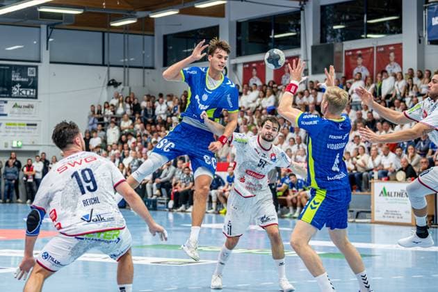DHB Pokal; TV Hüttenberg - VfL Gummersbach, 01.10.25 Julian Köster (VfL Gummersbach, 7), Ellidi Vidarsson (VfL Gummersbach, 4), Vit Reichl (TV Hüttenberg, 19), Hendrik Schreiber (TV Hüttenberg, 51) DHB Pokal; TV Hüttenberg - VfL Gummersbach: Hüttenberg, 01.10.25 Copyright: xBEAUTIFULxSPORTS Roeczeyx