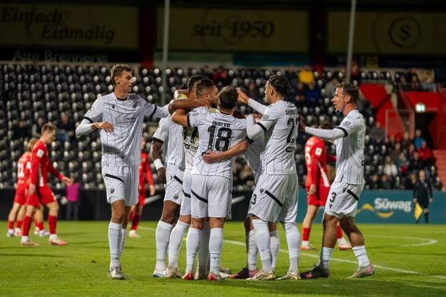 SV Sandhausen jubelt über das 0:1, im Bild sind Benedikt Wimmer (SV Sandhausen, 04), Pascal Testroet (SV Sandhausen, 37), Berk Inaler (SV Sandhausen, 18), Teoman Akmestanli (SV Sandhausen, 23) und Louis Kolbe (SV Sandhausen, 03), SG Sonnenhof Großaspach vs. SV Sandhausen, Fussball, Regionalliga Südwest, 10. Spieltag, Saison 2025 2026, 01.10.2025 SG Sonnenhof Großaspach vs. SV Sandhausen, Fussball, Regionalliga Südwest, 10. Spieltag, Saison 2025 2026, 01.10.2025 Aspach Copyright: xEibner-Pressefoto PhilipxZieglerx EP_PZR