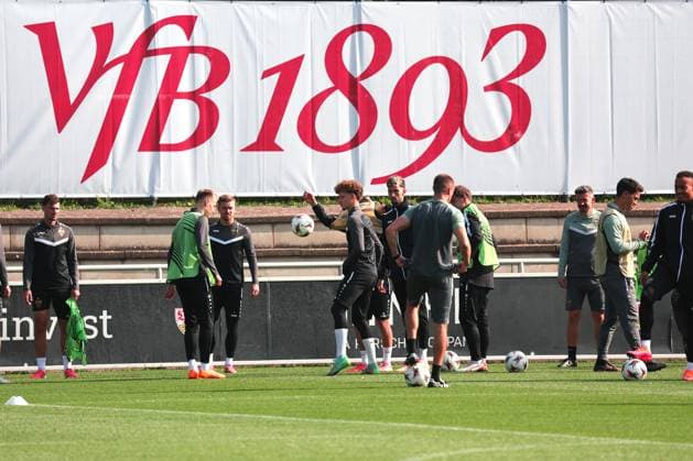 01.10.2025, Deutschland, Stuttgart, Fußball UEFA Europa League, Saison 2025 2026, VfB Stuttgart Training, neues VfB Logo 1893
