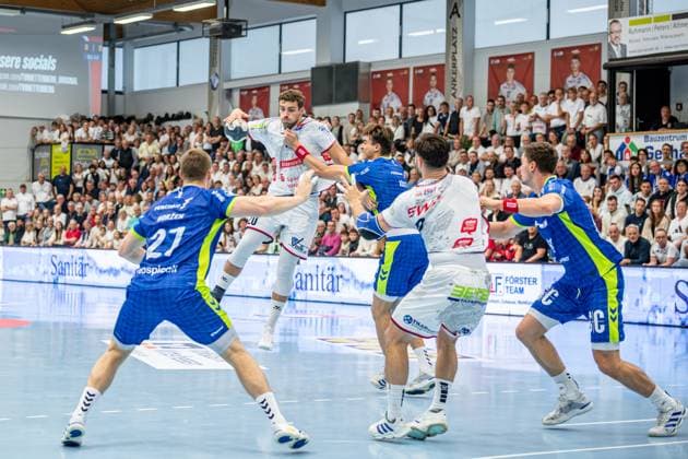 DHB Pokal; TV Hüttenberg - VfL Gummersbach, 01.10.25 Leif Haack (TV Hüttenberg, 20), Vit Reichl (TV Hüttenberg, 19), Kristjan Horžen (VfL Gummersbach, 27), Julian Köster (VfL Gummersbach, 7), ät?pán Zeman (VfL Gummersbach, 66) DHB Pokal; TV Hüttenberg - VfL Gummersbach: Hüttenberg, 01.10.25 Copyright: xBEAUTIFULxSPORTS Roeczeyx
