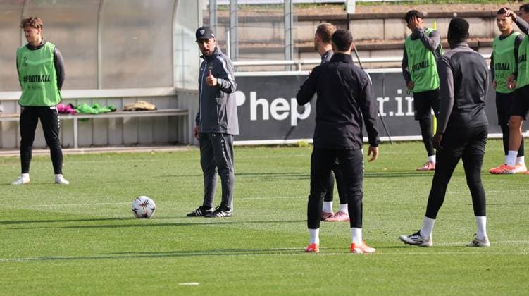 01.10.2025, Deutschland, Stuttgart, Fußball UEFA Europa League, Saison 2025 2026, VfB Stuttgart Training, VfB Trainer Sebastian Hoeneß