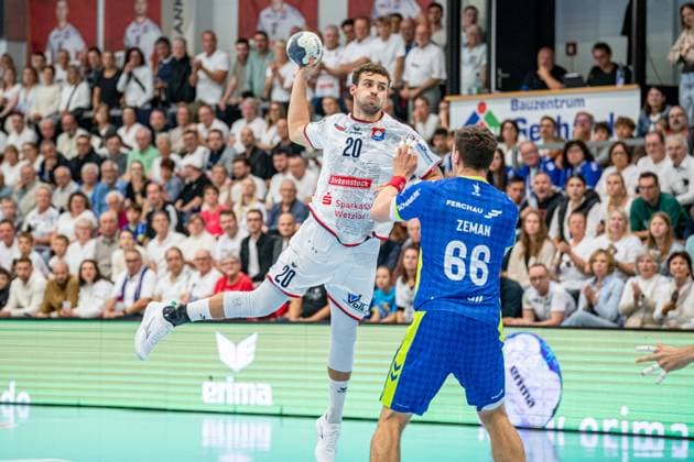 DHB Pokal; TV Hüttenberg - VfL Gummersbach, 01.10.25 Leif Haack (TV Hüttenberg, 20), ät?pán Zeman (VfL Gummersbach, 66) DHB Pokal; TV Hüttenberg - VfL Gummersbach: Hüttenberg, 01.10.25 Copyright: xBEAUTIFULxSPORTS Roeczeyx