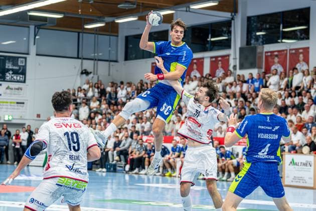 DHB Pokal; TV Hüttenberg - VfL Gummersbach, 01.10.25 Julian Köster (VfL Gummersbach, 7), Ellidi Vidarsson (VfL Gummersbach, 4), Vit Reichl (TV Hüttenberg, 19), Hendrik Schreiber (TV Hüttenberg, 51) DHB Pokal; TV Hüttenberg - VfL Gummersbach: Hüttenberg, 01.10.25 Copyright: xBEAUTIFULxSPORTS Roeczeyx