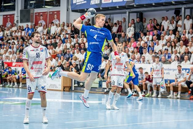 DHB Pokal; TV Hüttenberg - VfL Gummersbach, 01.10.25 Ellidi Vidarsson (VfL Gummersbach, 4), Hendrik Schreiber (TV Hüttenberg, 51), Danil Dyatlov (TV Hüttenberg, 47) DHB Pokal; TV Hüttenberg - VfL Gummersbach: Hüttenberg, 01.10.25 Copyright: xBEAUTIFULxSPORTS Roeczeyx
