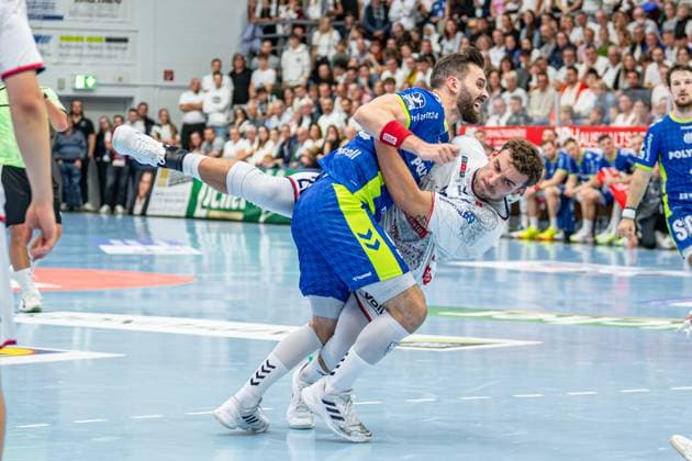 DHB Pokal; TV Hüttenberg - VfL Gummersbach, 01.10.25 Leif Haack (TV Hüttenberg, 20), Teitur Örn Einarsson (VfL Gummersbach, 14) DHB Pokal; TV Hüttenberg - VfL Gummersbach: Hüttenberg, 01.10.25 Copyright: xBEAUTIFULxSPORTS Roeczeyx