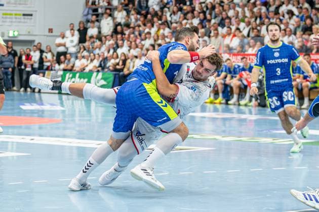 DHB Pokal; TV Hüttenberg - VfL Gummersbach, 01.10.25 Leif Haack (TV Hüttenberg, 20), Teitur Örn Einarsson (VfL Gummersbach, 14) DHB Pokal; TV Hüttenberg - VfL Gummersbach: Hüttenberg, 01.10.25 Copyright: xBEAUTIFULxSPORTS Roeczeyx