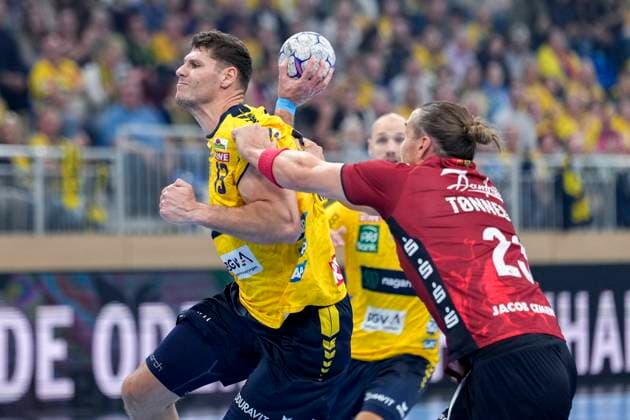 v.li.: Sebastian Heymann (RNL, 13), Kent Robin Tönnesen (Flensburg, 23), Zweikampf, Spielszene, Duell, duel, tackle, tackling, Dynamik, Action, Aktion, 01.10.2025, Heidelberg (Deutschland), Handball, DHB-Pokal, 2. Runde, Rhein-Neckar Löwen - SG Flensburg-Handewitt