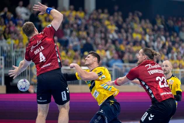 v.li.: Johannes Golla (Flensburg, 4), Sebastian Heymann (RNL, 13), Kent Robin Tönnesen (Flensburg, 23), Zweikampf, Spielszene, Duell, duel, tackle, tackling, Dynamik, Action, Aktion, 01.10.2025, Heidelberg (Deutschland), Handball, DHB-Pokal, 2. Runde, Rhein-Neckar Löwen - SG Flensburg-Handewitt