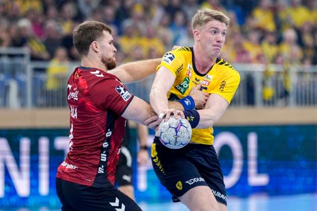 v.li.: Johannes Golla (Flensburg, 4), Haukur Thrastarson (RNL, 25), Zweikampf, Spielszene, Duell, duel, tackle, tackling, Dynamik, Action, Aktion, 01.10.2025, Heidelberg (Deutschland), Handball, DHB-Pokal, 2. Runde, Rhein-Neckar Löwen - SG Flensburg-Handewitt