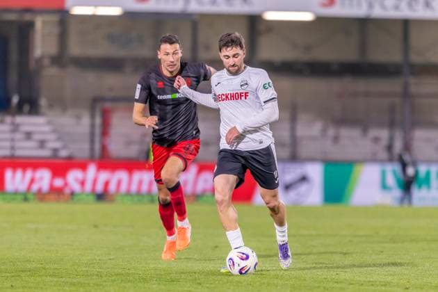 Verl, Deutschland 01. Oktober 2025: 3. Liga - 2025 2026 - SC Verl vs. FC Ingolstadt 04 Im Bild: v. li. im Zweikampf Lukas Fröde Froede (FCI) und Berkan Taz (SC) DFB regulations prohibit any use of photographs as image sequences and or quasi-video Sportclub Arena Nordrhein Westfalen Copyright: xFotostandx xSchäferx