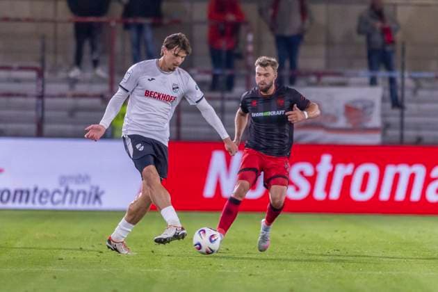Verl, Deutschland 01. Oktober 2025: 3. Liga - 2025 2026 - SC Verl vs. FC Ingolstadt 04 Im Bild: v. li. im Zweikampf Fynn Otto (SC) und Yannick Deichmann (FCI) DFB regulations prohibit any use of photographs as image sequences and or quasi-video Sportclub Arena Nordrhein Westfalen Copyright: xFotostandx xSchäferx