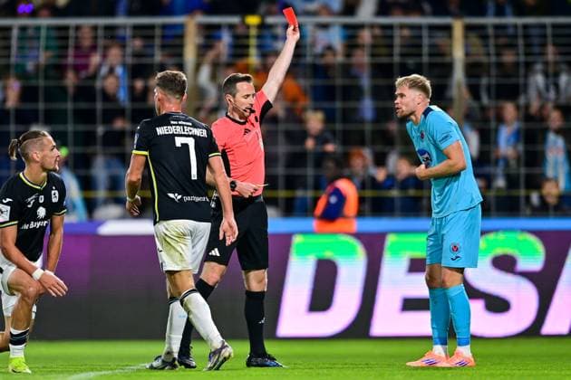 v.li.: Lukas Benen (Schiedsrichter, Referee) zeigt Lars Dietz (Viktoria Köln, 2) die gelbrote Karte, Rote Karte, Platzverweis, Feldverweis, Hinausstellung, red card, dismissal, sending-off, 01.10.2025, München (Deutschland), Fussball, 3. Liga, TSV 1860 München - FC Viktoria Köln, DFB DFL REGULATIONS PROHIBIT ANY USE OF PHOTOGRAPHS AS IMAGE SEQUENCES AND OR QUASI-VIDEO.