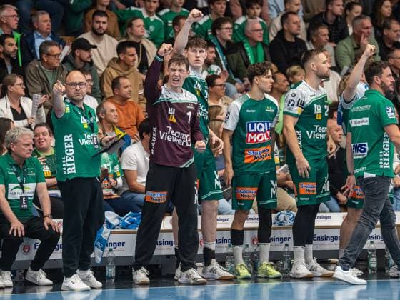 Jube auf der Goeppinger Bank, Frisch Auf Goeppingen vs. SC DHfK Leipzig, Handball, DHB-Pokal, Herren, Spielzeit 2025 2026, 01.10.2025, Frisch Auf Goeppingen vs. SC DHfK Leipzig, Handball, DHB-Pokal, Herren, Spielzeit 2025 2026, 01.10.2025 Goeppingen Copyright: xEibner-Pressefoto MichaelxSchmidx EP_MST
