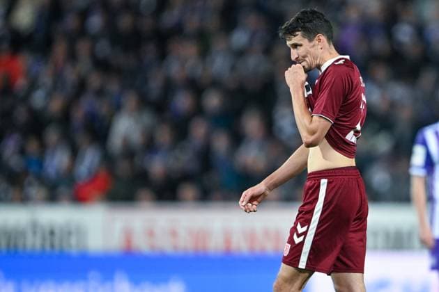 3. Liga - 25 26 - VfL Osnabrück - SSV Jahn Regensburg am 01.10.2025 an der Bremer Brücke in Osnabrück Sebastian Stolze (Regensburg) unzufrieden, enttäuscht, enttaeuscht, niedergeschlagen.