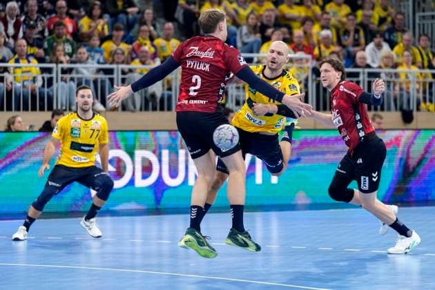 v.li.: Simon Pytlick (Flensburg, 2), Lukas Sandell (RNL, 11), Lasse Möller (Flensburg, 64), Zweikampf, Spielszene, Duell, duel, tackle, tackling, Dynamik, Action, Aktion, 01.10.2025, Heidelberg (Deutschland), Handball, DHB-Pokal, 2. Runde, Rhein-Neckar Löwen - SG Flensburg-Handewitt