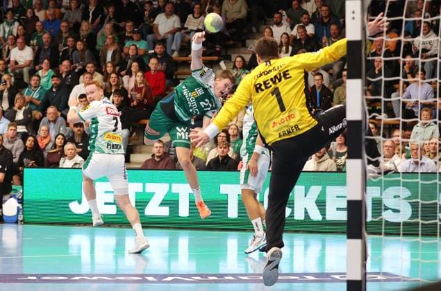 01.10.2025, Deutschland, Göppingen, Handball DHB-Pokal 2. Runde, FRISCH AUF! Göppingen vs. SC DHfK Leipzig, v.l. Tomas Piroch (Leip), Oskar Sunnefeldt (FAG), Domenico Ebner (Leip)