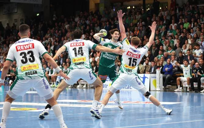 01.10.2025, Deutschland, Göppingen, Handball DHB-Pokal 2. Runde, FRISCH AUF! Göppingen vs. SC DHfK Leipzig, v.l. Luka Rogan (Leip), Marko Mamic (Leip), Oskar Sunnefeldt (FAG), Adam Lönn (Leip)