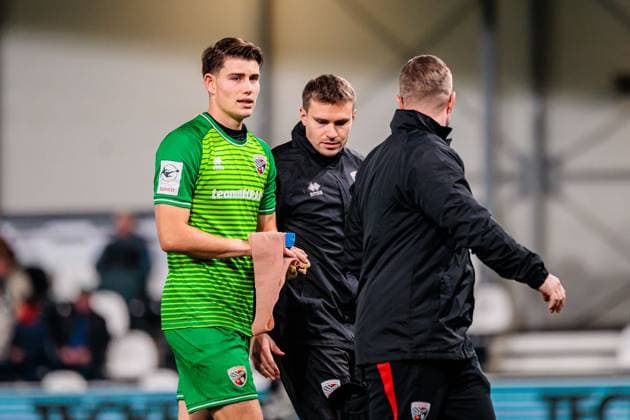 Markus Ponath (FC Ingolstadt 04, 01) wird mit augenscheinlicher Handverletzung medizinisch versorgt GER, SC Verl vs. FC Ingolstadt 04, Fussball, 3. Liga, 9. Spieltag, Spielzeit 2025 2026, 01.10.2025 GER, SC Verl vs. FC Ingolstadt 04, Fussball, 3. Liga, 9. Spieltag, Spielzeit 2025 2026, 01.10.2025 Verl Copyright: xEibner-Pressefoto JanxRollingerx EP_JSK