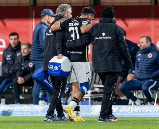Kevin Volland (TSV 1860 Muenchen, 31) muss bereits in der ersten Halbzeit verletzt vom Platz gefuehrt werden GER, TSV 1860 Muenchen vs. Viktoria Koeln 1904, Fussball, 3. Bundesliga, 9. Spieltag, Saison 2025 2026, 01.10.2025. (DFL DFB REGULATIONS PROHIBIT ANY USE OF PHOTOGRAPHS as IMAGE SEQUENCES and or QUASI-VIDEO). GER, TSV 1860 Muenchen vs. Viktoria Koeln 1904, Fussball, 3. Bundesliga, 9. Spieltag, Saison 2025 2026, 01.10.2025. Muenchen Copyright: xEibner-Pressefoto HeikexFeinerx EP_HFR