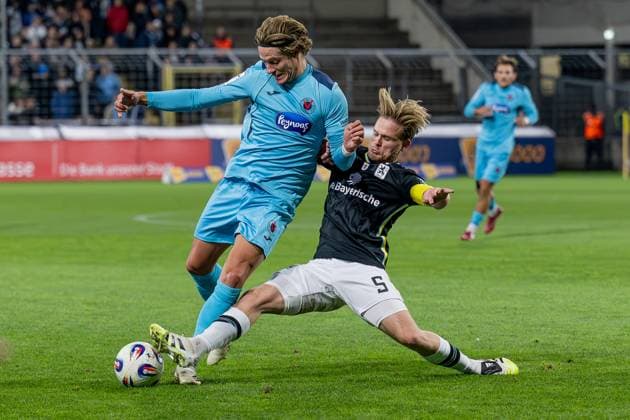 Kampf um den Ball Zweikampf zwischen Tobias Eisenhuth (FC Viktoria Koeln, 6) und Thore Jacobsen (TSV 1860 Muenchen, 05) GER, TSV 1860 Muenchen vs. Viktoria Koeln 1904, Fussball, 3. Bundesliga, 9. Spieltag, Saison 2025 2026, 01.10.2025. (DFL DFB REGULATIONS PROHIBIT ANY USE OF PHOTOGRAPHS as IMAGE SEQUENCES and or QUASI-VIDEO). GER, TSV 1860 Muenchen vs. Viktoria Koeln 1904, Fussball, 3. Bundesliga, 9. Spieltag, Saison 2025 2026, 01.10.2025. Muenchen Copyright: xEibner-Pressefoto HeikexFeinerx EP_HFR
