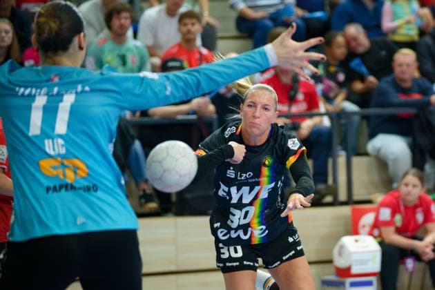 Torhueterin Marijana Illic (Halle, 77), Jenny Behrend (Oldenburg, 30), SV Union Halle-Neustadt vs. VfL Oldenburg, Handball Bundesliga Frauen, Saison 2025 26, 4. Spieltag, 01.10.2025 Halle SWH Arena Sachsen-Anhalt Deutschland