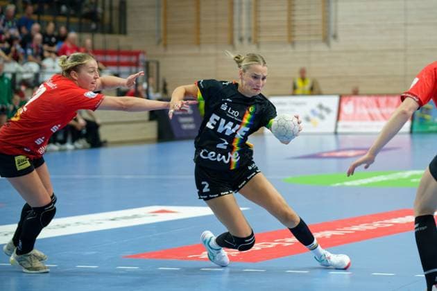Ilona Kieffer (Halle, 72), Lisa Borutta (Oldenburg, 2), SV Union Halle-Neustadt vs. VfL Oldenburg, Handball Bundesliga Frauen, Saison 2025 26, 4. Spieltag, 01.10.2025 Halle SWH Arena Sachsen-Anhalt Deutschland
