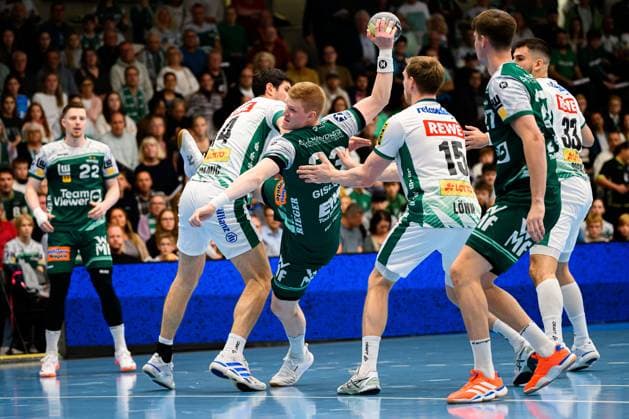 Goeppingen: DHB-Pokal - 25 26 - Frisch Auf Goeppingen - SC DHfK Leipzig v.li. Marko Mamic (Leipzig), Ymir Gislason (Goeppingen), Adam Loenn Lönn (Leipzig), Goeppingen EWS Arena Baden-Württemberg Deutschland