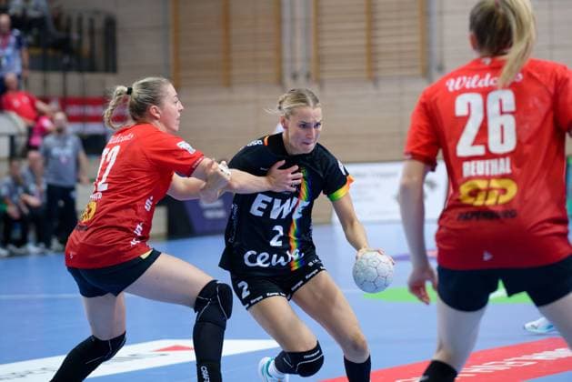 Ilona Kieffer (Halle, 72), Lisa Borutta (Oldenburg, 2), Cara Reuthal (Halle, 26), SV Union Halle-Neustadt vs. VfL Oldenburg, Handball Bundesliga Frauen, Saison 2025 26, 4. Spieltag, 01.10.2025 Halle SWH Arena Sachsen-Anhalt Deutschland