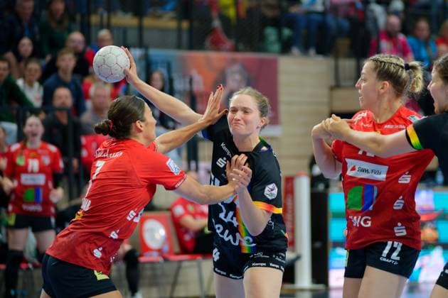 Engelina Alida Corona Molenaar (Halle, 7), Toni-Luisa Reinemann (Oldenburg, 4), Ilona Kieffer (Halle, 72), SV Union Halle-Neustadt vs. VfL Oldenburg, Handball Bundesliga Frauen, Saison 2025 26, 4. Spieltag, 01.10.2025 Halle SWH Arena Sachsen-Anhalt Deutschland