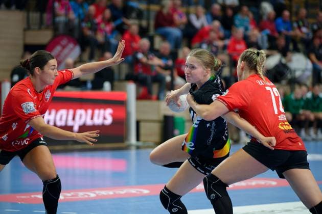 Engelina Alida Corona Molenaar (Halle, 7), Toni-Luisa Reinemann (Oldenburg, 4), Ilona Kieffer (Halle, 72), SV Union Halle-Neustadt vs. VfL Oldenburg, Handball Bundesliga Frauen, Saison 2025 26, 4. Spieltag, 01.10.2025 Halle SWH Arena Sachsen-Anhalt Deutschland