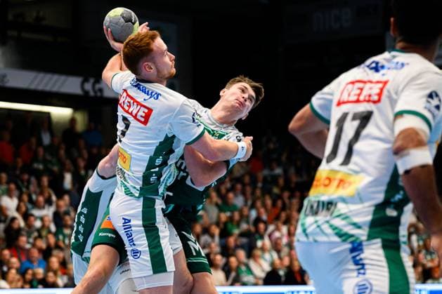 Goeppingen: DHB-Pokal - 25 26 - Frisch Auf Goeppingen - SC DHfK Leipzig v. li. im Zweikampf Tomas Piroch (Leipzig) und Oskar Sunnefeldt (Goeppingen) Goeppingen EWS Arena Baden-Württemberg Deutschland