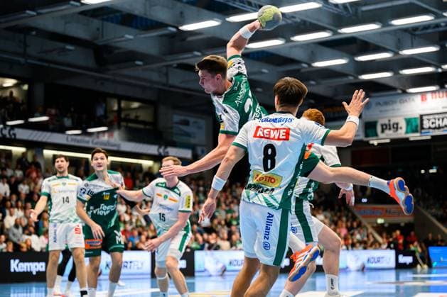 Goeppingen: DHB-Pokal - 25 26 - Frisch Auf Goeppingen - SC DHfK Leipzig Oskar Sunnefeldt (Goeppingen), Lucas Krzikalla (Leipzig) Goeppingen EWS Arena Baden-Württemberg Deutschland