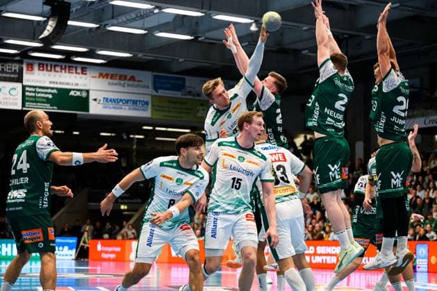 Goeppingen: DHB-Pokal - 25 26 - Frisch Auf Goeppingen - SC DHfK Leipzig Franz Semper (Leipzig) beim Wurf gegen Erik Persson (Goeppingen), Oskar Neudeck (Goeppingen), Ludvig Jurmala (Goeppingen) Goeppingen EWS Arena Baden-Württemberg Deutschland