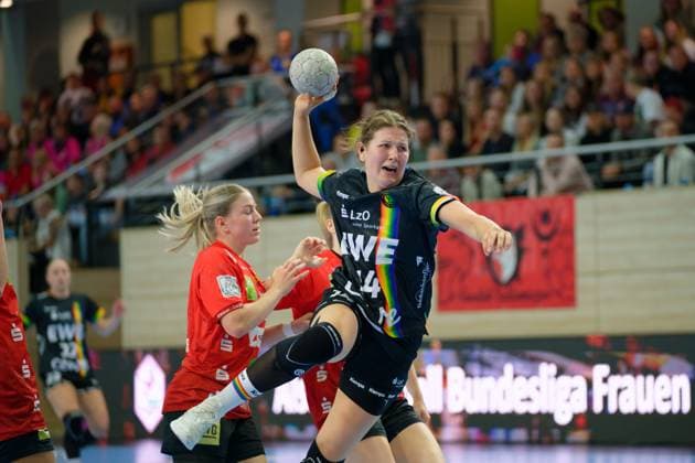 Ilona Kieffer (Halle, 72), Marie Steffen (Oldenburg, 14), SV Union Halle-Neustadt vs. VfL Oldenburg, Handball Bundesliga Frauen, Saison 2025 26, 4. Spieltag, 01.10.2025 Halle SWH Arena Sachsen-Anhalt Deutschland