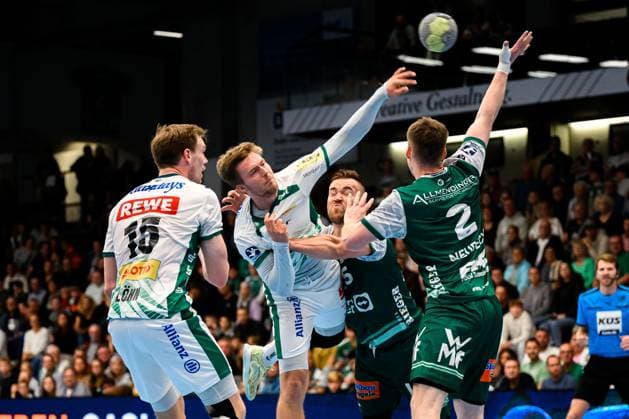 Goeppingen: DHB-Pokal - 25 26 - Frisch Auf Goeppingen - SC DHfK Leipzig v.li. Adam Loenn Lönn (Leipzig), Franz Semper (Leipzig), Ludvig Jurmala (Goeppingen), Oskar Neudeck (Goeppingen) Goeppingen EWS Arena Baden-Württemberg Deutschland
