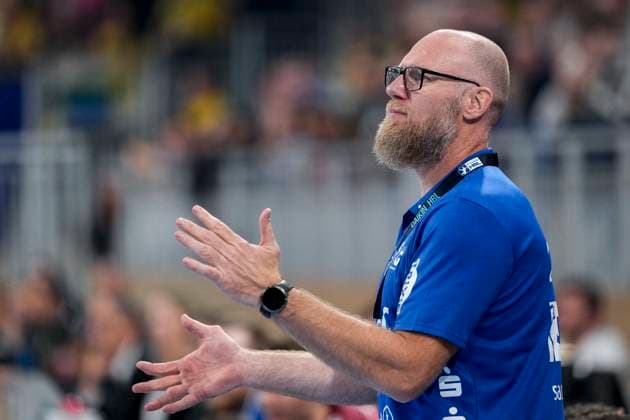 Ales Pajovic (Trainer, Cheftrainer, Flensburg), gibt Anweisungen, gestikuliert, mit den Armen gestikulieren, Einzelbild, Einzelfoto, Aktion, Action, 01.10.2025, Heidelberg (Deutschland), Handball, DHB-Pokal, 2. Runde, Rhein-Neckar Löwen - SG Flensburg-Handewitt