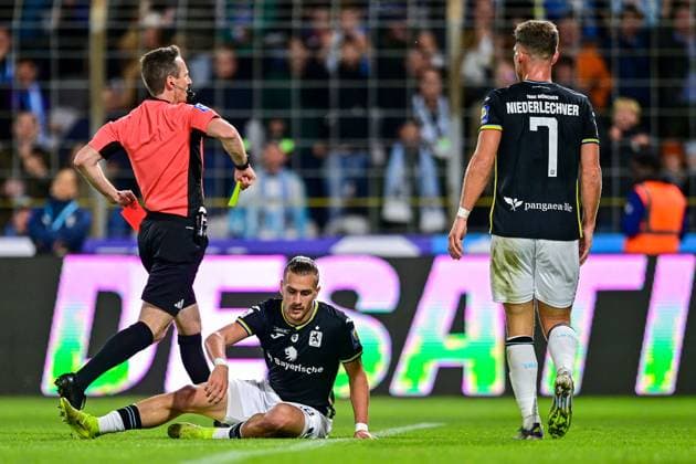 Lukas Benen (Schiedsrichter, Referee) zückt die gelbe und rote Karte und läuft zu Lars Dietz (Viktoria Köln, 2) (nicht im Bild, not pictured) Sigurd Haugen (TSV 1860, 22) am Boden sitzend, Florian Niederlechner (TSV 1860, 7), 01.10.2025, München (Deutschland), Fussball, 3. Liga, TSV 1860 München - FC Viktoria Köln, DFB DFL REGULATIONS PROHIBIT ANY USE OF PHOTOGRAPHS AS IMAGE SEQUENCES AND OR QUASI-VIDEO.