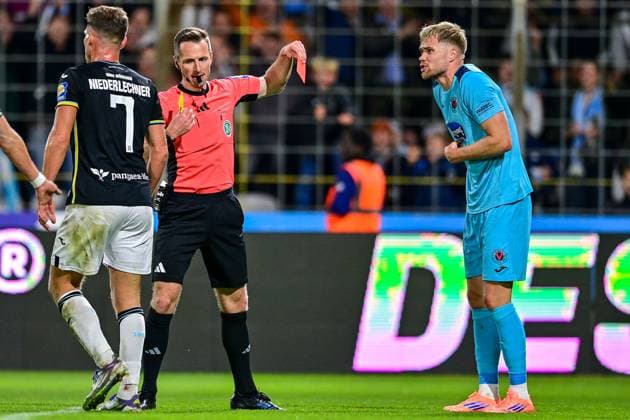 v.li.: Lukas Benen (Schiedsrichter, Referee) zeigt Lars Dietz (Viktoria Köln, 2) die gelb-rote Karte, Rote Karte, Platzverweis, Feldverweis, Hinausstellung, red card, dismissal, sending-off, 01.10.2025, München (Deutschland), Fussball, 3. Liga, TSV 1860 München - FC Viktoria Köln, DFB DFL REGULATIONS PROHIBIT ANY USE OF PHOTOGRAPHS AS IMAGE SEQUENCES AND OR QUASI-VIDEO.