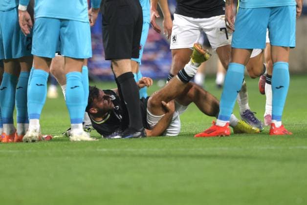 Verletzt . . . 1860 Muenchens 31 Kevin VOLLAND. Fussball: 1860 - Koeln. 3.Fußball Liga, TSV 1860 München - FC Viktoria Köln, 9.Spieltag, Saison 2025-2026, am 1.10.2025 in Muenchen, S T A D I O N A N D E R G R U E N W A L D E R S T R A S S E, Deutschland. Quelle Copyright Credit : Oryk HAIST