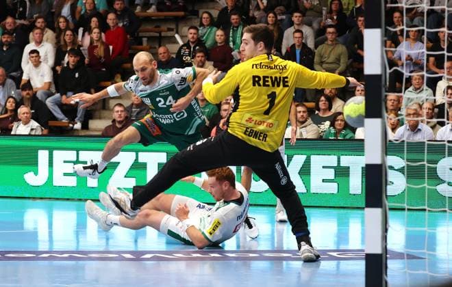 01.10.2025, Deutschland, Göppingen, Handball DHB-Pokal 2. Runde, FRISCH AUF! Göppingen vs. SC DHfK Leipzig, v.l. Marcel Schiller (FAG), Tomas Piroch (Leip), Domenico Ebner (Leip)