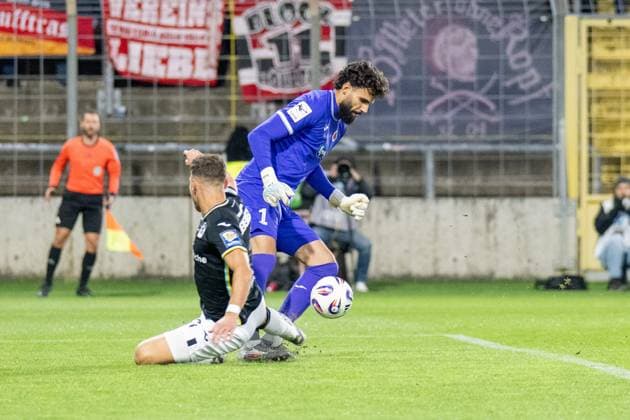 Florian Niederlechner 7 (TSV 1860 Muenchen) im Zweikampf mit Eduardo Dos Santos Haesler 1 (Viktoria Koeln 1904), TSV 1860 Muenchen vs. Viktoria Koeln 1904, 3. Liga, 9. Spieltag, 01.10.2025 DFB regulations prohibit any use of photographs as image sequences and or quasi-video Muenchen Bayern Deutschland