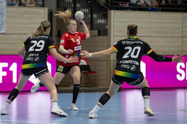 Handball Bundesliga Frauen, Saison 2025 2026 SV Union Halle-Neustadt vs.VfL Oldenburg Halle, Deutschland 01.Oktober 2025: Im Bild:v.li.Paulina Golla (Oldenburg), Cara Reuthal (Halle) und Ariane Pfundstein (Oldenburg) Halle Saale SWH Arena Sachsen-Anhalt Deutschland