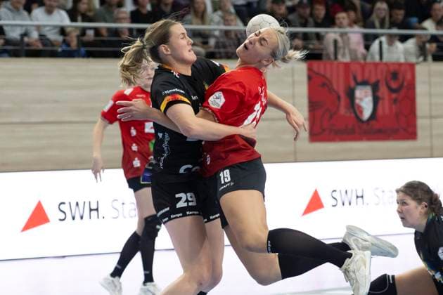 Handball Bundesliga Frauen, Saison 2025 2026 SV Union Halle-Neustadt vs.VfL Oldenburg Halle, Deutschland 01.Oktober 2025: Im Bild:v. li. im Zweikampf Paulina Golla (Oldenburg) und Lea Gruber (Halle) Halle Saale SWH Arena Sachsen-Anhalt Deutschland